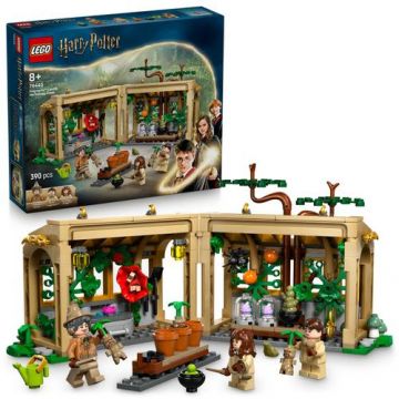 LEGO® Harry Potter™ - Castelul Hogwarts™: Lectia de ierbologie 76445, 390 piese