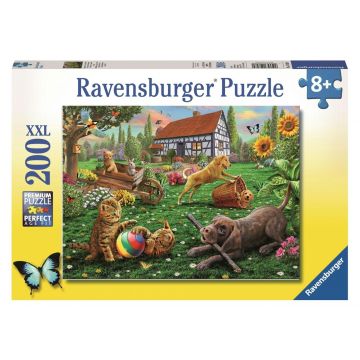 Puzzle Ravensburger din 200 XXL piese - Joc în curte